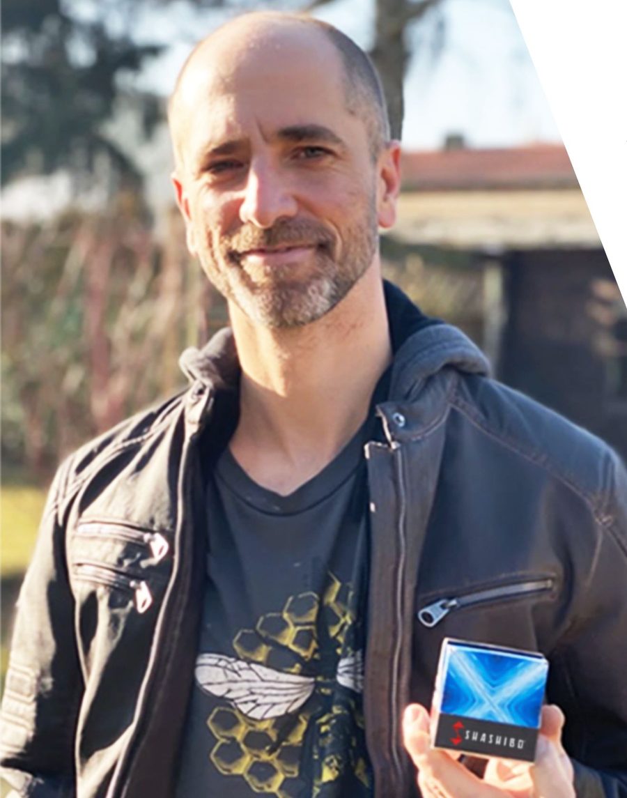 Andreas Hoenigschmid, inventor of Shashibo, holding a cube